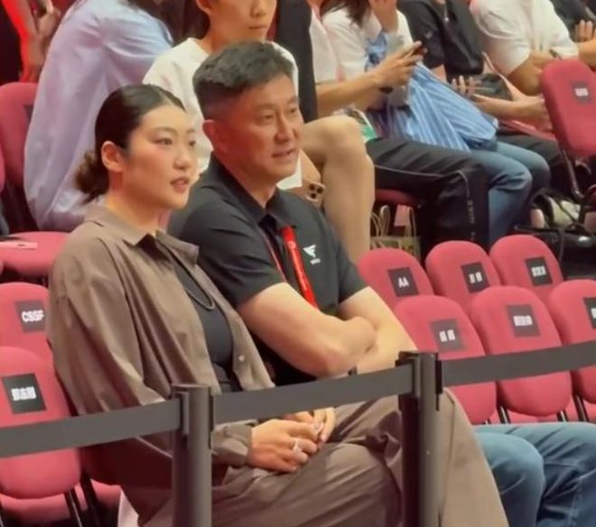 谁注意李梦，现身耐高总决赛，打扮太漂亮，和杜锋热情交谈