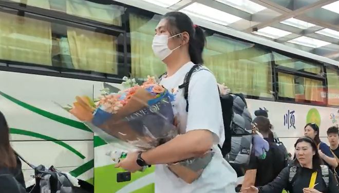 中国女篮首秀来了！2米23张子宇手捧鲜花，杨力维真酷杨舒予帅气