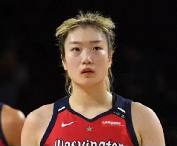 连胜两场后，中国女篮突传坏消息！李梦离队发文回应，没提宫鲁鸣