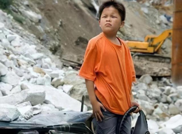 汶川地震9岁小英雄，被姚明抱上奥运，发誓考清华，如今活成这样