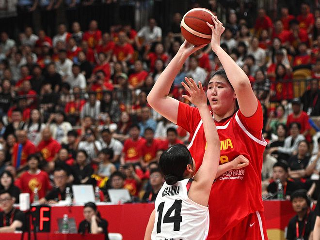 3战轰52分24板！女篮2米26新星用实力打破质疑，宫鲁鸣头号杀手锏