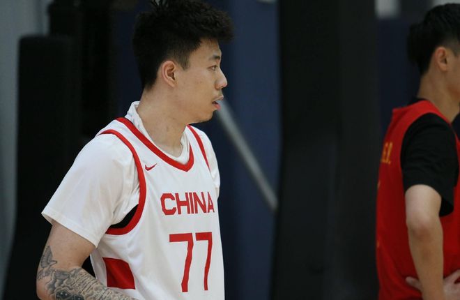 中国男篮阵容再生变！张镇麟因伤退出集训，全能锋线或被紧急召入