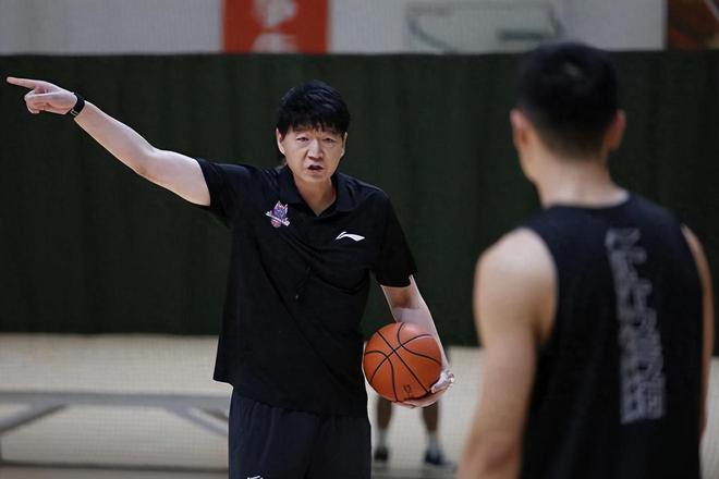 山东男篮抵达威海，第3场热身赛确定，邱彪有2个新决定，越来越好