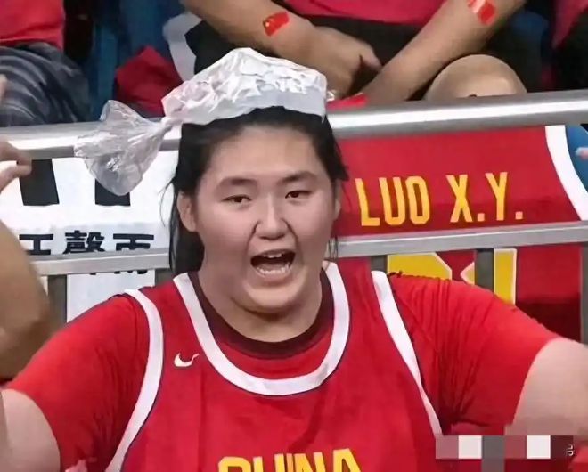 中國女籃熱身賽揭秘：張子宇遭遇小動(dòng)作，宮魯鳴教練如何應(yīng)對？