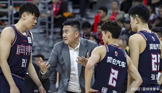 广东39分惨败遭开门黑！杜锋脸色铁青：这状态还能冲全运冠军吗？