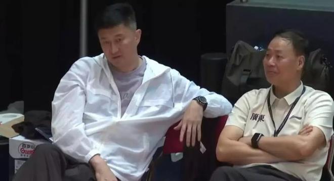 广东队两战狂输64分，杜锋观战全程黑脸，这比赛还怎么打？
