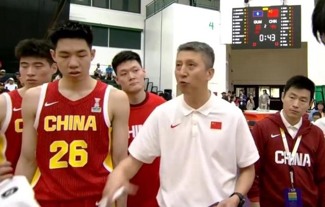 中国男篮2分惜败，李晓旭基本确定退役，劳模外援琼斯被裁！