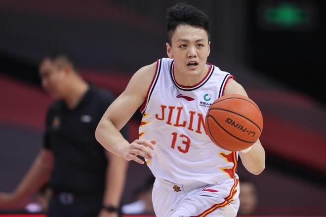 吉林上报姜宇星顶薪优先续约权！辽篮召回吴昌泽，青岛签约大外援