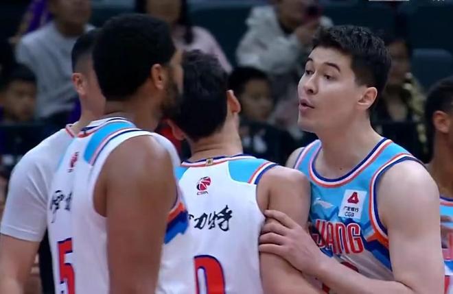 新疆男籃鎖定新外援，2米06全能大前鋒確定加盟，NBA場(chǎng)均6.7+4.3