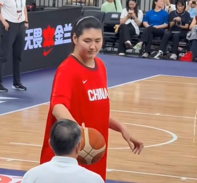 搞笑！这个女篮球员胆子有点大，居然敢“戏耍”主教练宫鲁鸣