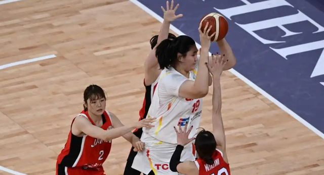 中国女篮完败日本宫鲁鸣遭质疑，大赢家除了李梦外，还有她