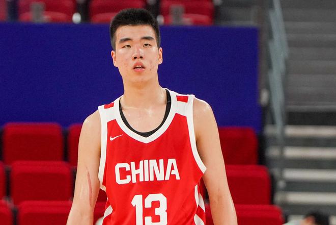 两战轰42+22！中国男篮又一15岁2米03超级前锋崛起：带队夺亚军