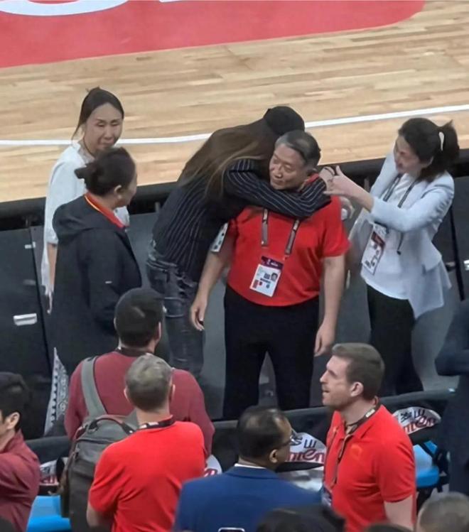 女篮美女隋菲菲发声，心疼宫鲁鸣流泪，称：宫指导68岁非常不容易