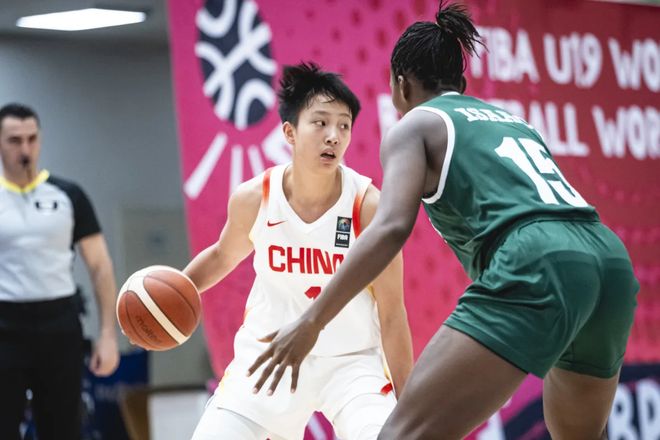 轰25+13！中国女篮18岁新星崛起：1米75世青赛篮板王联手张子宇？