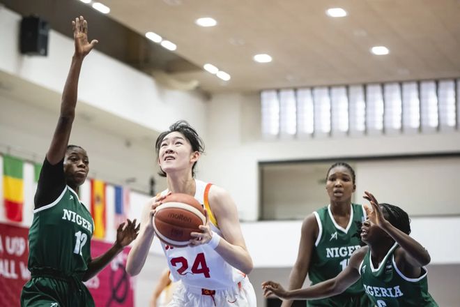 恭喜！中国女篮又一18岁1米93新星崛起：2米26张子宇冠军搭档闪耀
