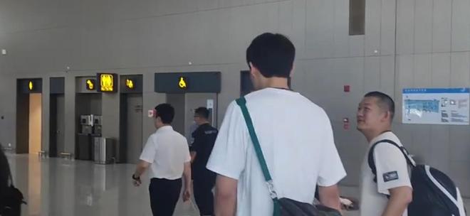 正式回国！杨瀚森落地青岛机场
