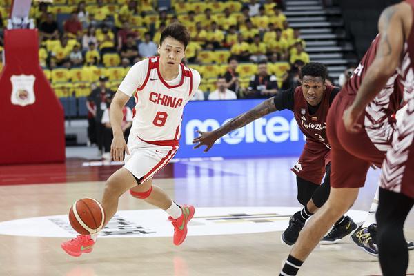 中国男篮28分狂胜！全队命中10记三分，胡金秋8中7轰14分5板