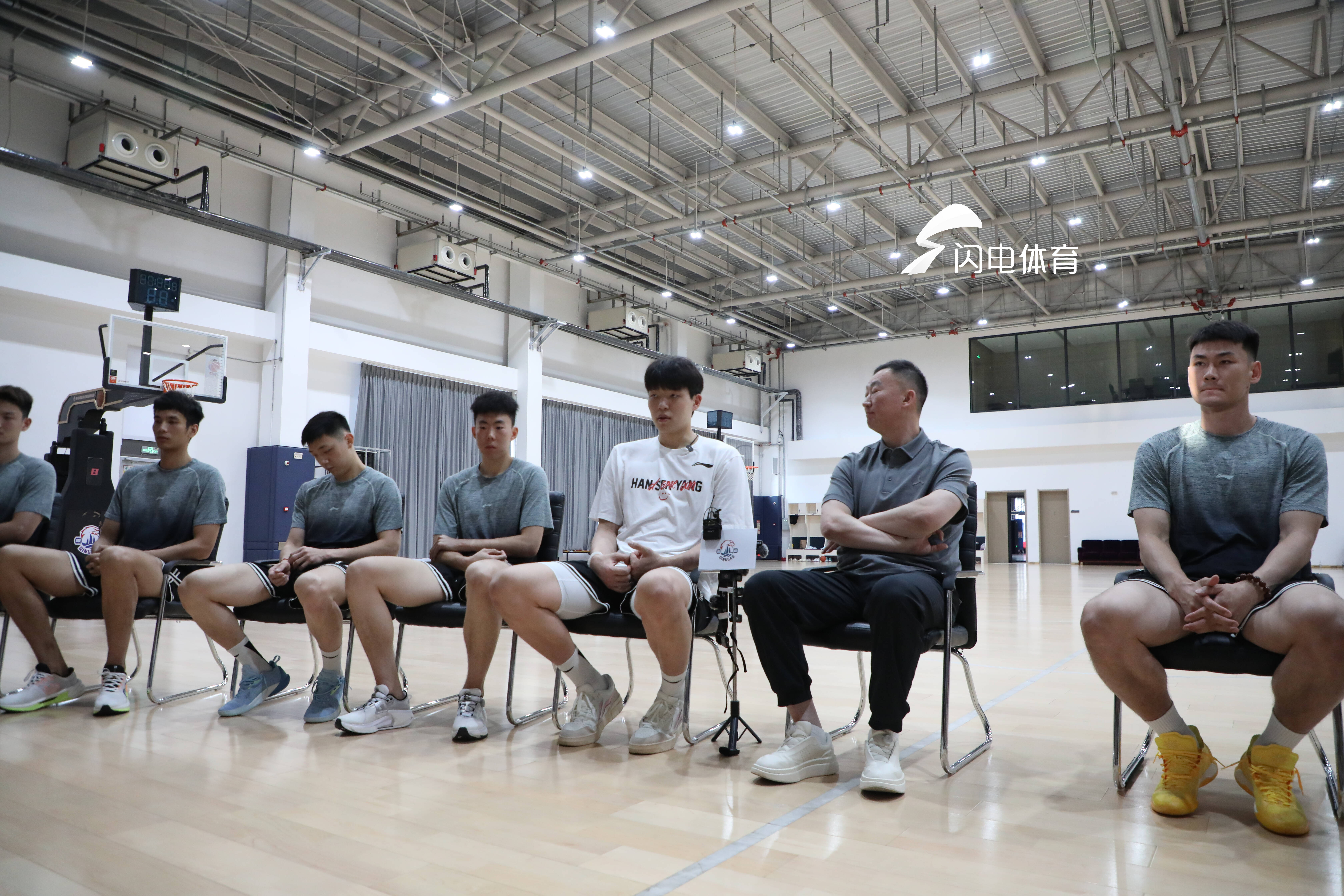 青岛男篮球员段昂君接受采访求助杨瀚森 后者救场逗笑记者
