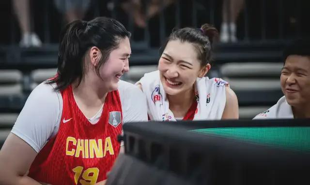 目前的中国女篮，最强阵容应该是“三塔”加另外两人，没有张子宇