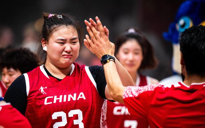 泪目！中国女篮24岁2米01王牌带病夺冠：女奥尼尔发高烧不下火线
