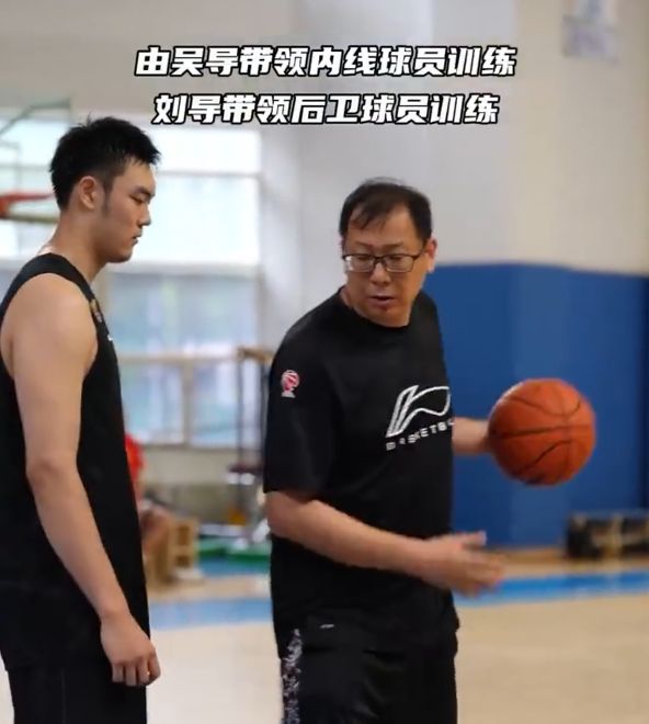 辽篮46秒训练视频信息量很大！吴乃群调教三内线，刘志轩也没闲着
