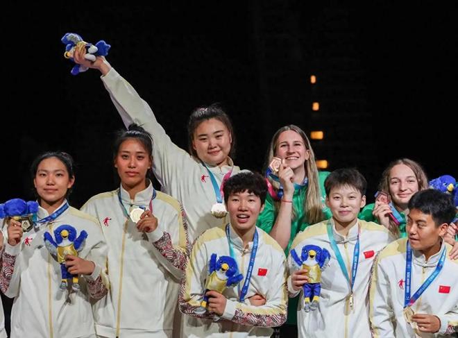 半场轰17分！中国女篮女库里夺冠夜一战封神，一人打乱美国队计划