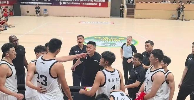 徐昕和杜锋爆发冲突！昨日团结杯两人正面对峙，后被队友推开