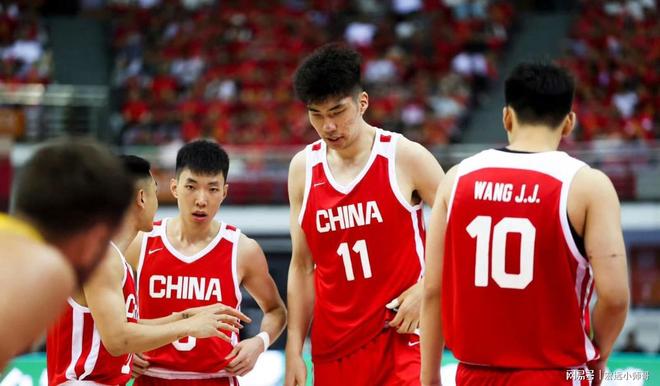 全场27个失误，比对手多18个罚球，中国裁判这样只会害了中国男篮