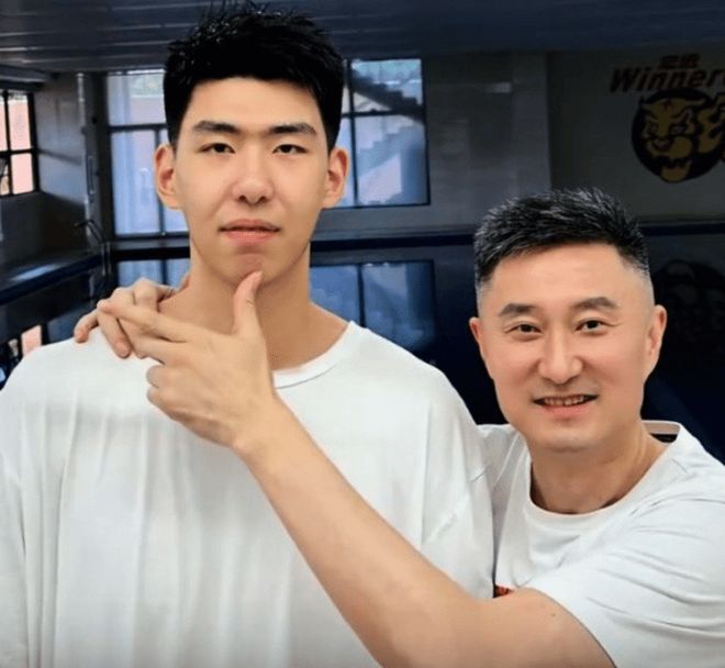 将相和!宏远全队为杜锋庆生徐昕红脸主动祝福,杜导鼓励:好好加油!