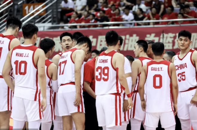 男篮热身赛14人数据曝光！胡金秋超神，赵睿太重要，后3人只选2个