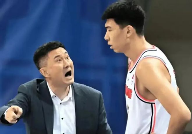 指鼻子骂完，徐昕生日会又不给杜锋面子，阿日看戏：怎么倒反天罡
