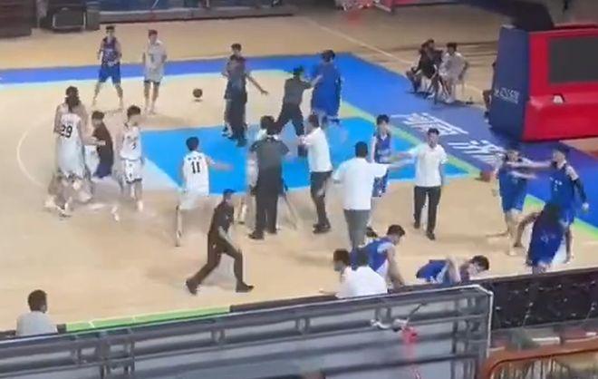 辽宁和山东U21爆发冲突！双方拳打脚踢，球场变成武林大战