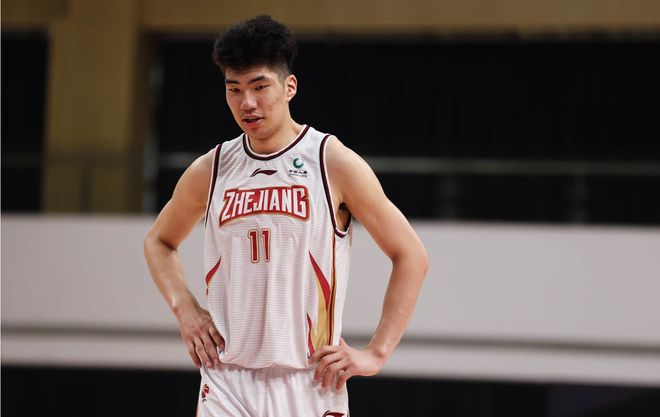 媒体人：余嘉豪代表中国男篮征战完亚洲杯后，前往西班牙与新球队会合