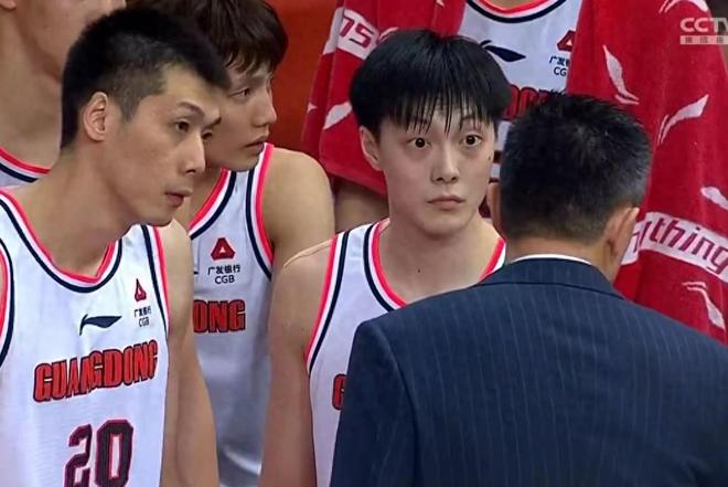 广东男篮重磅签约达成，35岁功勋老将再战一年，季后赛场均6+6+2
