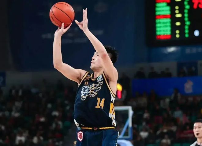 广东74-79美国球队迎2喜2忧！张文逸王洪泽获赞，关键球太拉！
