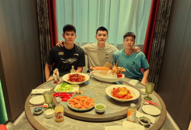 杨鸣请客上了热搜！张峻豪感激不尽，霍楠捣乱，但是请勿过度解读