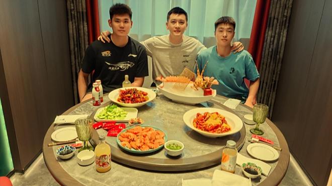 杨鸣真够意思！用全虾宴安慰张峻豪和黄秋实，希望两位不负期待