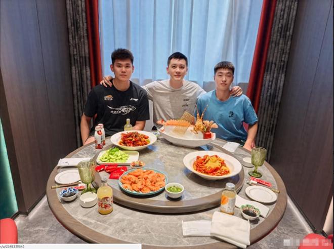 耐人寻味！杨鸣全虾宴请黄实秋张峻豪，名记：玩谐音嘲讽篮协？