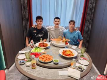 杨鸣请被禁赛球员吃饭：犯错就要承担后果和积极面对