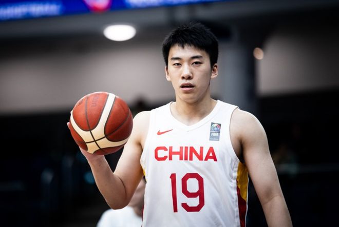 男篮半场领先10分！胡金秋15分统治内线，王俊杰10+4爆发成奇兵
