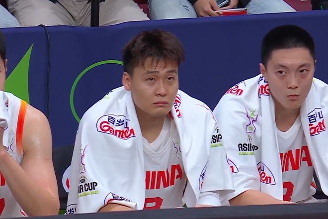 中国男篮：胡金秋半场15分，王俊杰得分第二，赵睿8+4助攻王