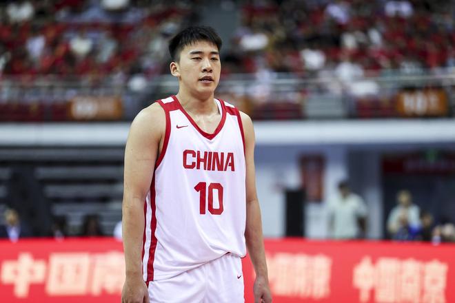 媒体人：中国队上半场表现令人满意 胡金秋最稳&王俊杰是最大惊喜