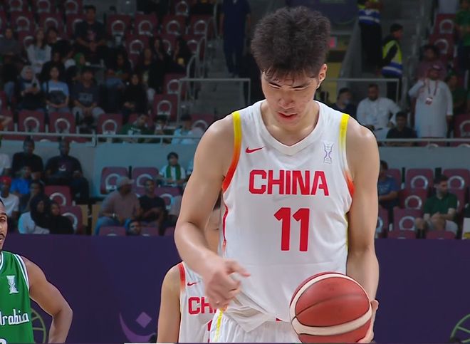 2米21小姚明空篮不扣！男篮最高峰遭3次大血帽，难怪只值2000欧元
