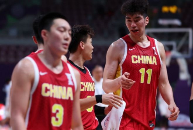 男篮狂胜31分，唯一正牌中锋6中2砍4分2失误，球迷：这也去留洋？