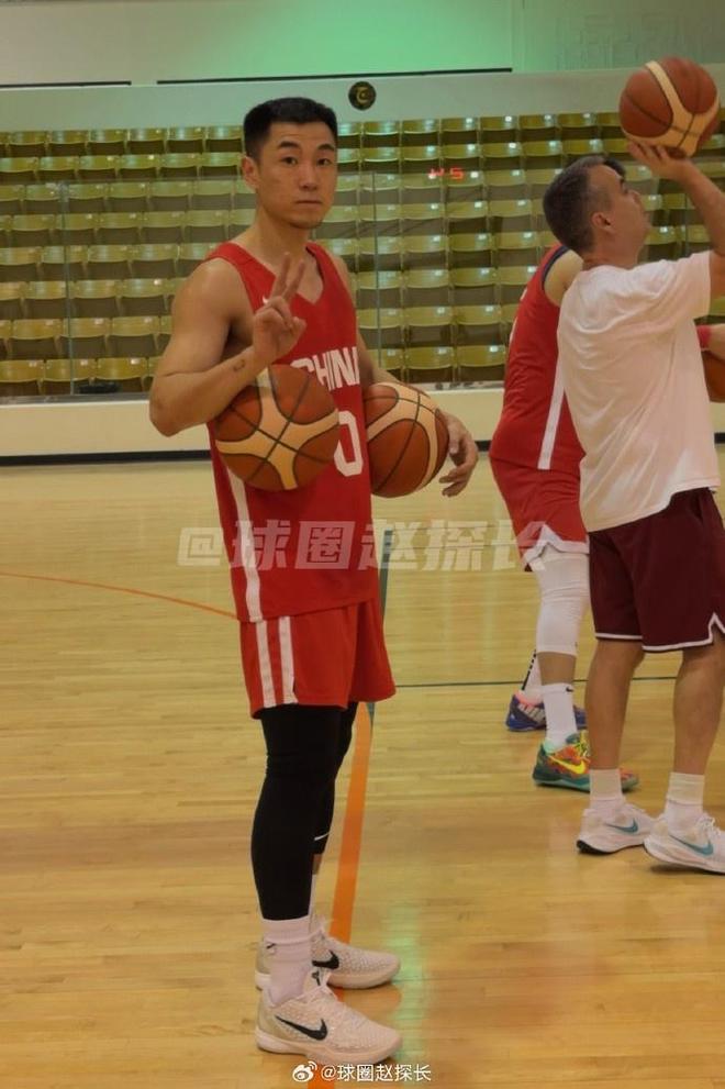 媒体人晒中国男篮训练照：今天依旧在吉达联合的俱乐部内备战