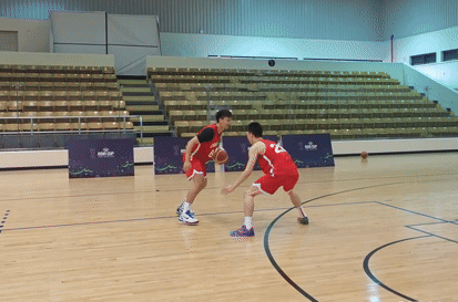 轻松备战亚洲杯八强赛！赵睿和朱俊龙训练结束后上演1v1单挑