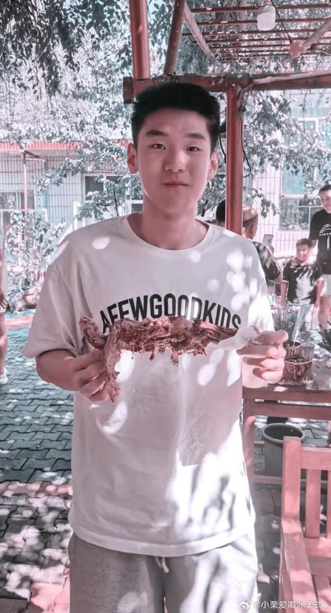 局气!杜锋回新疆老家请宏远全队烤全羊,奖励18岁王洪泽最大的羊腿