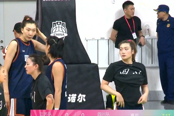 宫鲁鸣弃用27+9的李梦，钟爱5分8失误的两国手，练兵还是赌气？