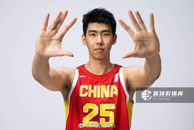 媒体人：广东男篮中锋徐昕申请交易；此前曾与主帅杜锋在赛场争吵