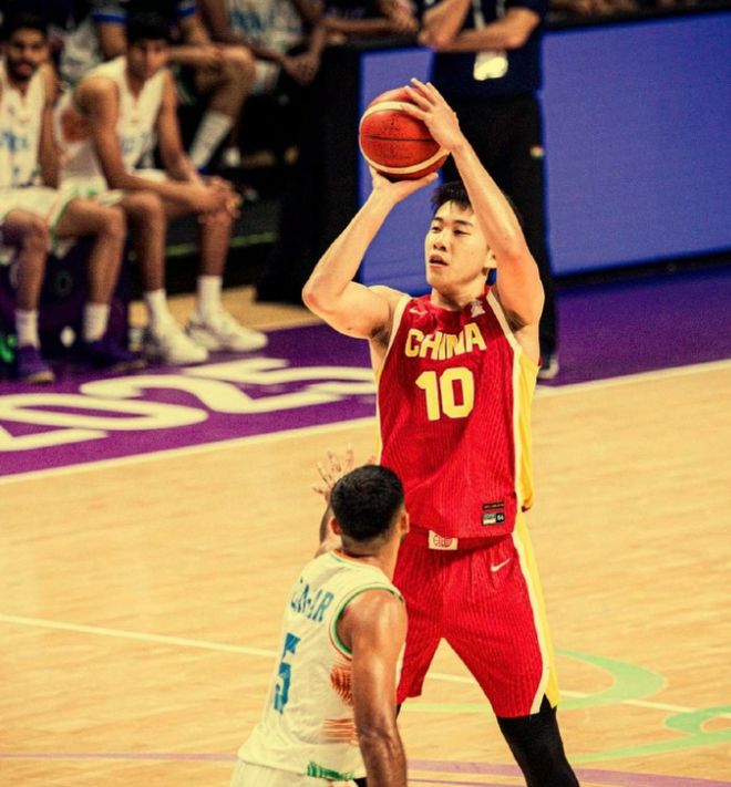 王俊杰轰15+5！胡明轩3投尽失0分，高诗岩2+1，中国男篮领先11分